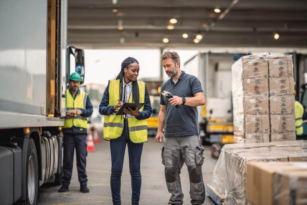 choix entreprise logistique entrepot camion livraison